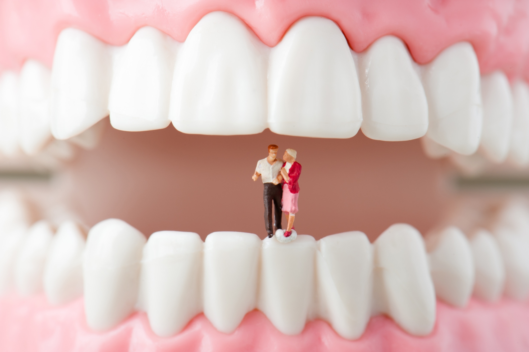 前歯の歯並びが気になる人には部分矯正がおすすめ